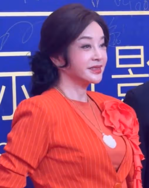 澳門這一天:劉曉慶變臉,柳岩葫蘆身材搶鏡,李多海咋長這樣了