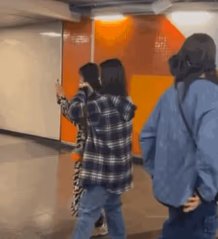 周雨彤無懼罵聲在綜藝撈金，全程自嗨大笑，風浪再大也擋不住賺錢