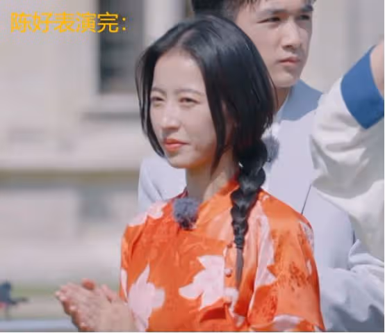 周雨彤無懼罵聲在綜藝撈金，全程自嗨大笑，風浪再大也擋不住賺錢