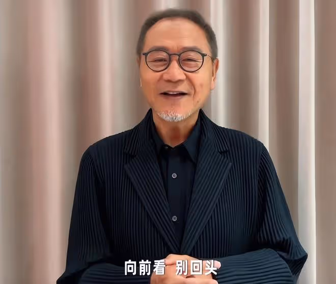 62歲的范偉,再次爆紅全網,離開趙本山,是他最正確的選擇