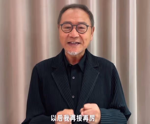 62歲的范偉,再次爆紅全網,離開趙本山,是他最正確的選擇