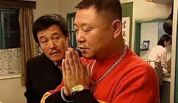 62歲的范偉,再次爆紅全網,離開趙本山,是他最正確的選擇