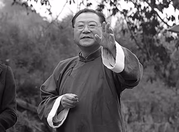62歲的范偉,再次爆紅全網,離開趙本山,是他最正確的選擇