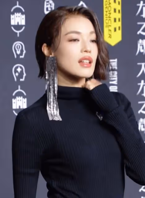 上海這一晚,被「全裹」出鏡的舒淇驚艷,不穿暴露禮服卻艷壓群芳