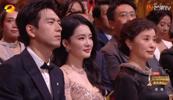 金鷹獎這一夜,人情冷暖,咖位高低,在趙麗穎身上體現得淋漓盡致