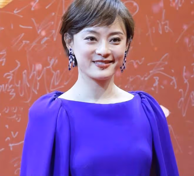 時尚大片來了，被「長發」孫儷驚艷，兇相變福相，甩打針臉幾條街