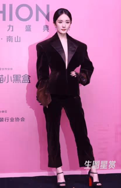 劉亦菲楊冪同框太難看,全程尷尬、愛答不理,裝都懶得裝了