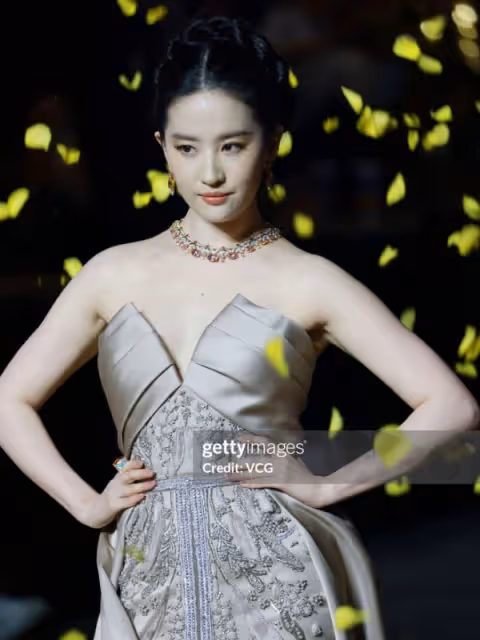 劉亦菲楊冪同框太難看,全程尷尬、愛答不理,裝都懶得裝了