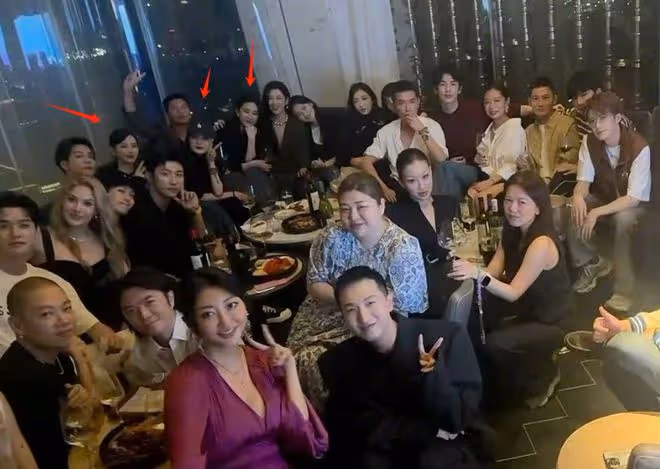 劉亦菲楊冪同框太難看,全程尷尬、愛答不理,裝都懶得裝了