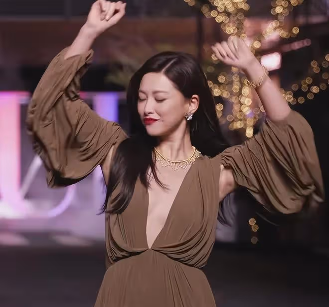 深圳這夜:劉亦菲豐滿有料,朱珠袒露事業線,趙露思腋下怎麼了?