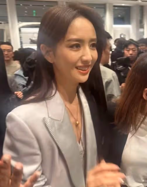 當32歲肖戰跟32歲周冬雨站一起,我才徹底明白,什麼叫頂級自律
