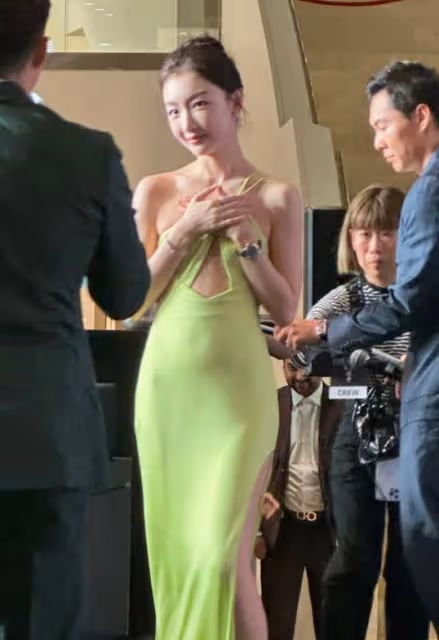 當32歲肖戰跟32歲周冬雨站一起,我才徹底明白,什麼叫頂級自律