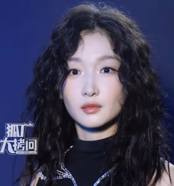 當32歲肖戰跟32歲周冬雨站一起,我才徹底明白,什麼叫頂級自律