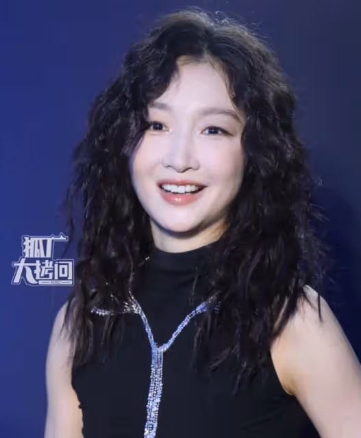 當32歲肖戰跟32歲周冬雨站一起,我才徹底明白,什麼叫頂級自律