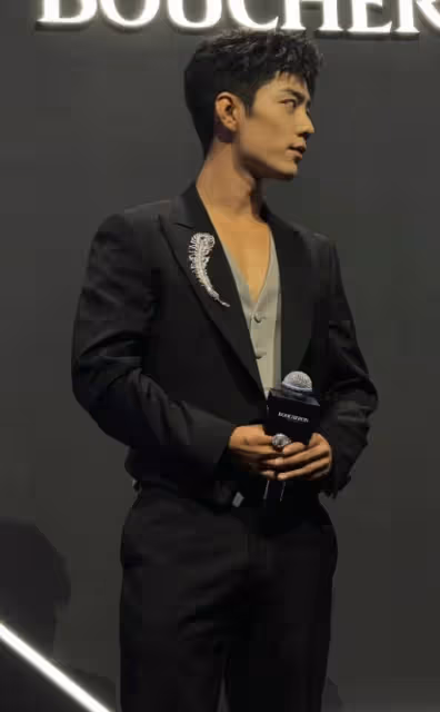 當32歲肖戰跟32歲周冬雨站一起,我才徹底明白,什麼叫頂級自律