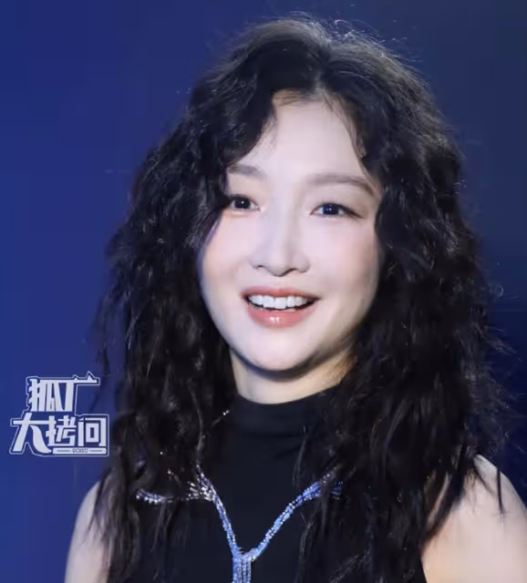 北京這晚,佟麗婭嫩了,王楚然妖艷,不及「一馬平川」周冬雨吸睛