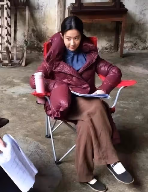 娛樂圈再嫌她土,也攔不住她上桌成頂流!
