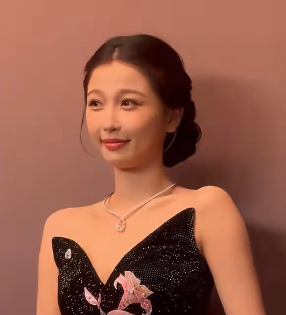 娛樂圈再嫌她土,也攔不住她上桌成頂流!