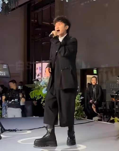 蕭敬騰婚禮:賈靜雯露肩,小S露腿,都敗給了「全裹」出鏡的舒淇