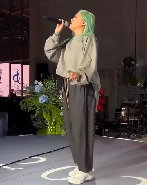 蕭敬騰婚禮:賈靜雯露肩,小S露腿,都敗給了「全裹」出鏡的舒淇
