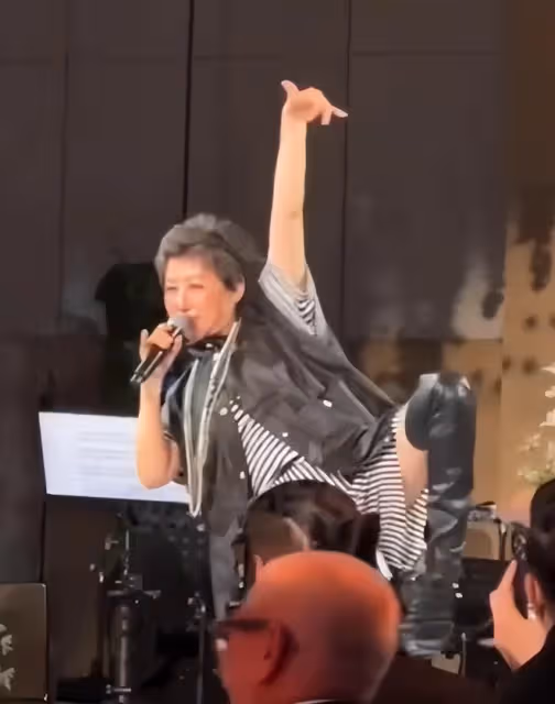 蕭敬騰婚禮:賈靜雯露肩,小S露腿,都敗給了「全裹」出鏡的舒淇