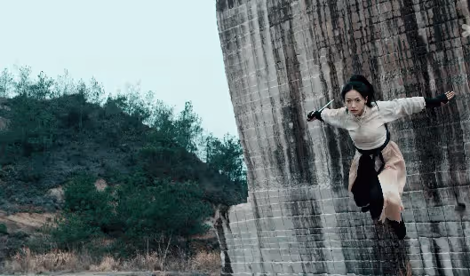 空降就拿下熱榜第一,女性復仇爽劇火了,吳謹言成功讓觀眾入坑