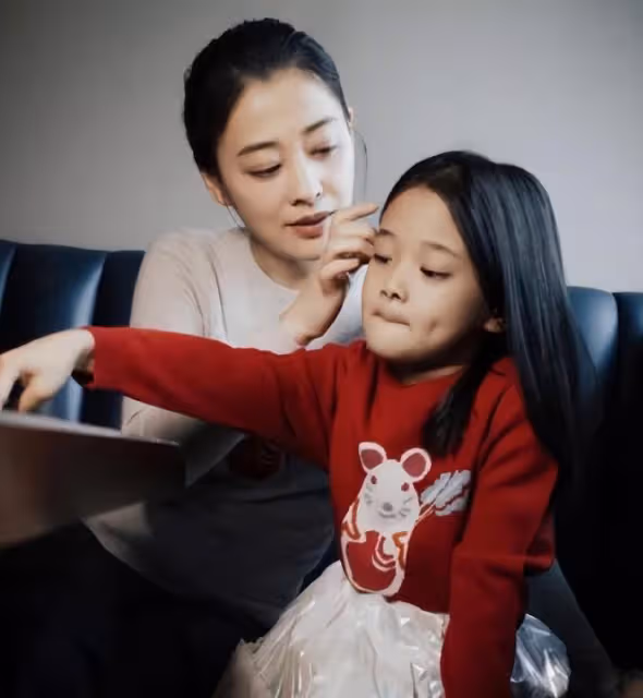 梅婷女兒進軍電影圈!11歲快快繼承媽媽美貌,母女倆如粘貼複製