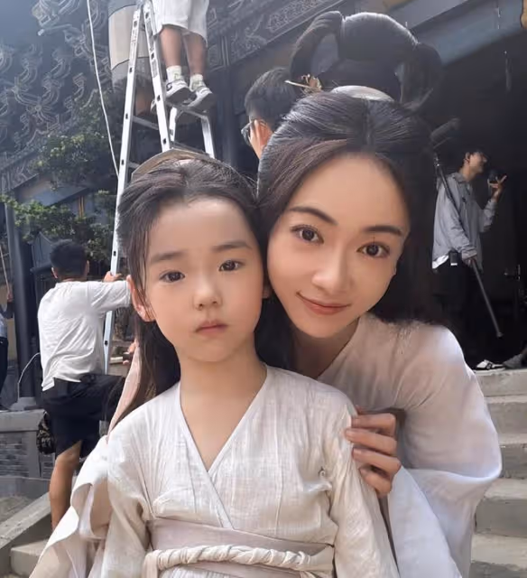 梅婷女兒進軍電影圈!11歲快快繼承媽媽美貌,母女倆如粘貼複製