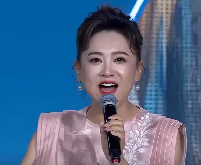 重陽節晚會看點:萬茜的腿,黃曉明的臉,朱迅咋長這樣了?