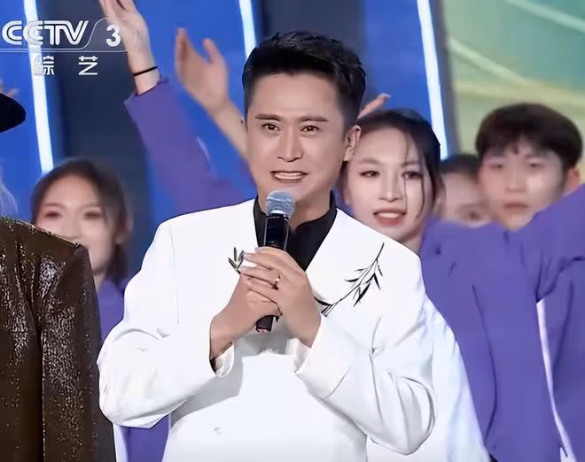 重陽節晚會看點:萬茜的腿,黃曉明的臉,朱迅咋長這樣了?