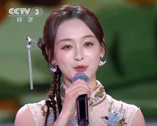 重陽節晚會看點:萬茜的腿,黃曉明的臉,朱迅咋長這樣了?
