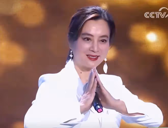 重陽節晚會看點:萬茜的腿,黃曉明的臉,朱迅咋長這樣了?