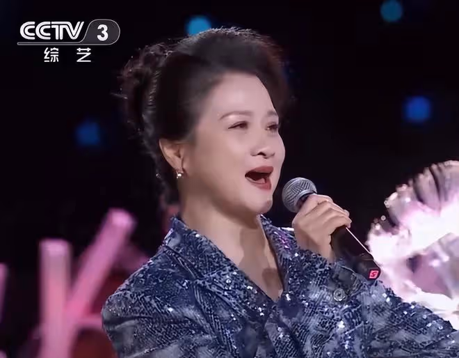 重陽節晚會看點：萬茜的腿，黃曉明的臉，朱迅咋長這樣了？