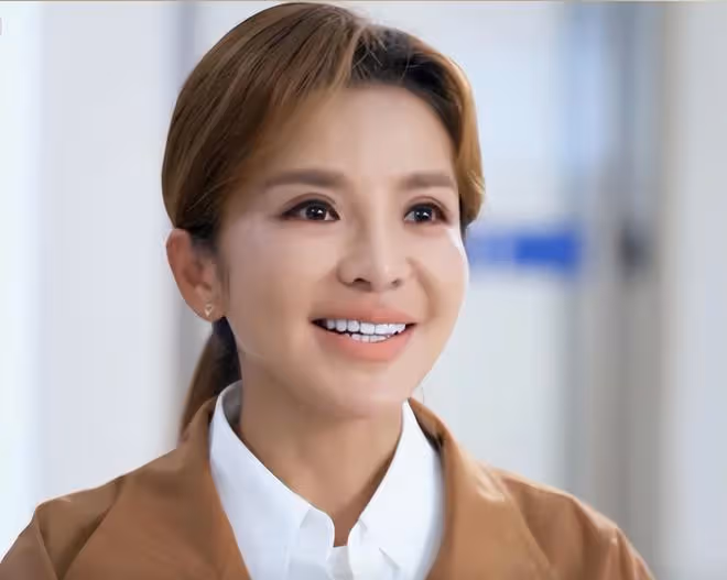 重陽節晚會看點：萬茜的腿，黃曉明的臉，朱迅咋長這樣了？