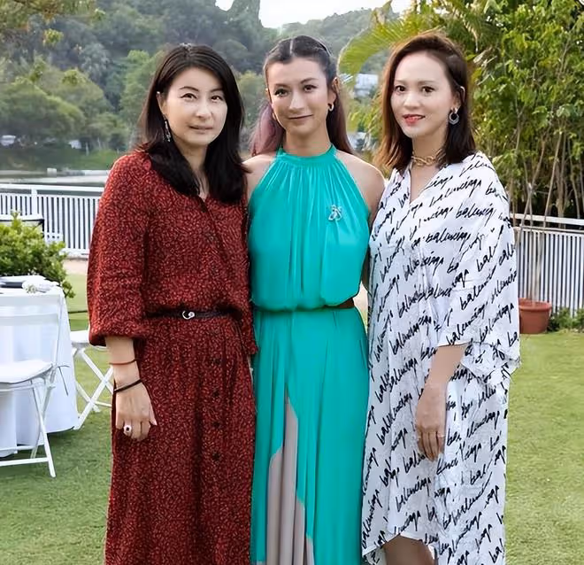 看了郭晶晶女兒穿20元的褲子現身,我才明白郭晶晶和李湘的區別