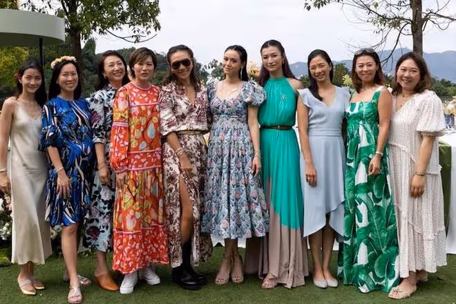 看了郭晶晶女兒穿20元的褲子現身,我才明白郭晶晶和李湘的區別
