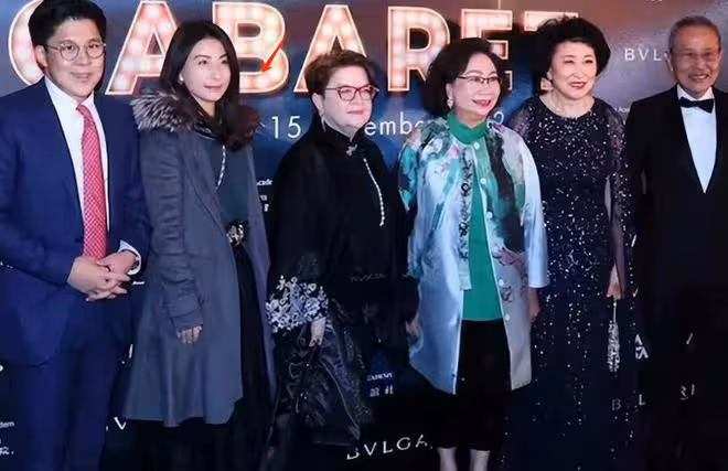 看了郭晶晶女兒穿20元的褲子現身,我才明白郭晶晶和李湘的區別