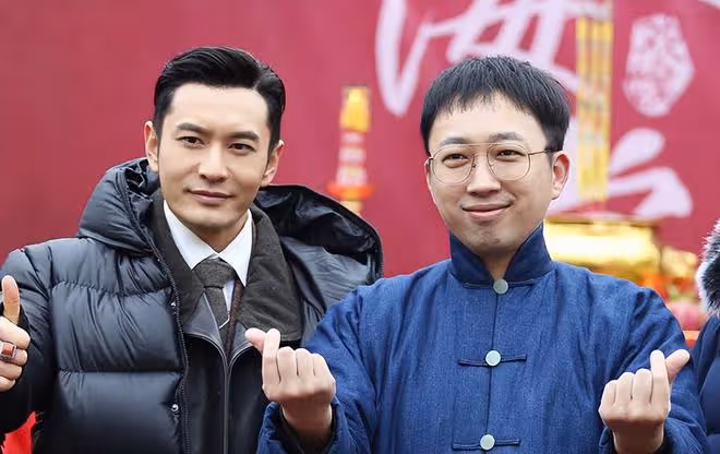 於正終於淘到寶了！新簽小花被扒是大學毛概老師，淡妝撞臉林志玲