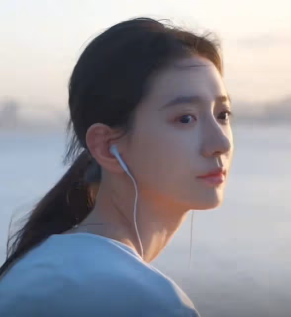 於正終於淘到寶了!新簽小花被扒是大學毛概老師,淡妝撞臉林志玲