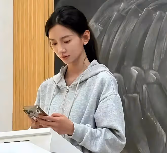 於正終於淘到寶了!新簽小花被扒是大學毛概老師,淡妝撞臉林志玲