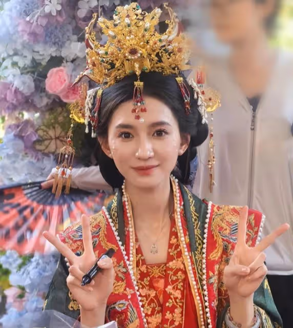 於正終於淘到寶了!新簽小花被扒是大學毛概老師,淡妝撞臉林志玲