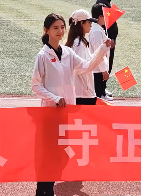 於正終於淘到寶了!新簽小花被扒是大學毛概老師,淡妝撞臉林志玲