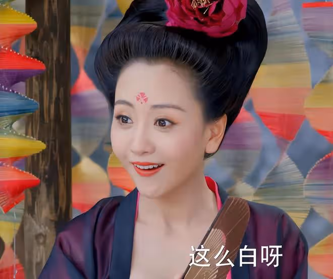 於正終於淘到寶了!新簽小花被扒是大學毛概老師,淡妝撞臉林志玲