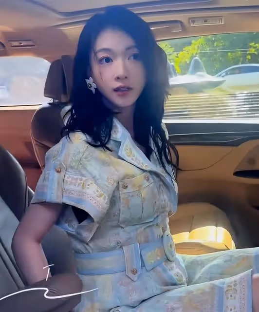 於正終於淘到寶了!新簽小花被扒是大學毛概老師,淡妝撞臉林志玲