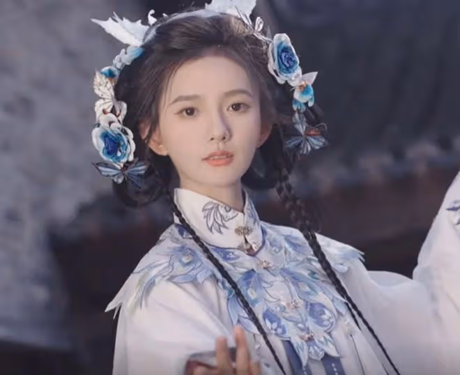 於正終於淘到寶了!新簽小花被扒是大學毛概老師,淡妝撞臉林志玲