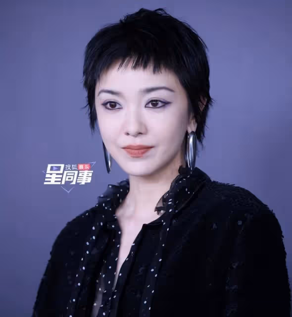 當45歲秦嵐跟59歲張曼玉站在一起，我才徹底明白，什麼叫頂級自律