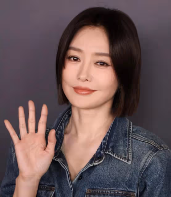 當45歲秦嵐跟59歲張曼玉站在一起，我才徹底明白，什麼叫頂級自律