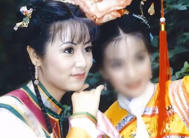 當54歲張嘉益演親熱戲,跟劇中44歲董潔一同框,畫面就尷尬了