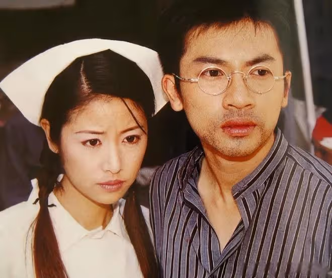當54歲張嘉益演親熱戲,跟劇中44歲董潔一同框,畫面就尷尬了