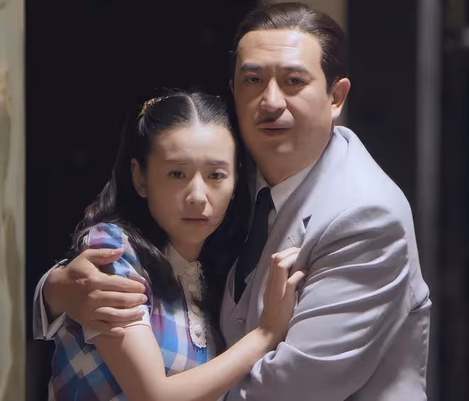 當54歲張嘉益演親熱戲,跟劇中44歲董潔一同框,畫面就尷尬了